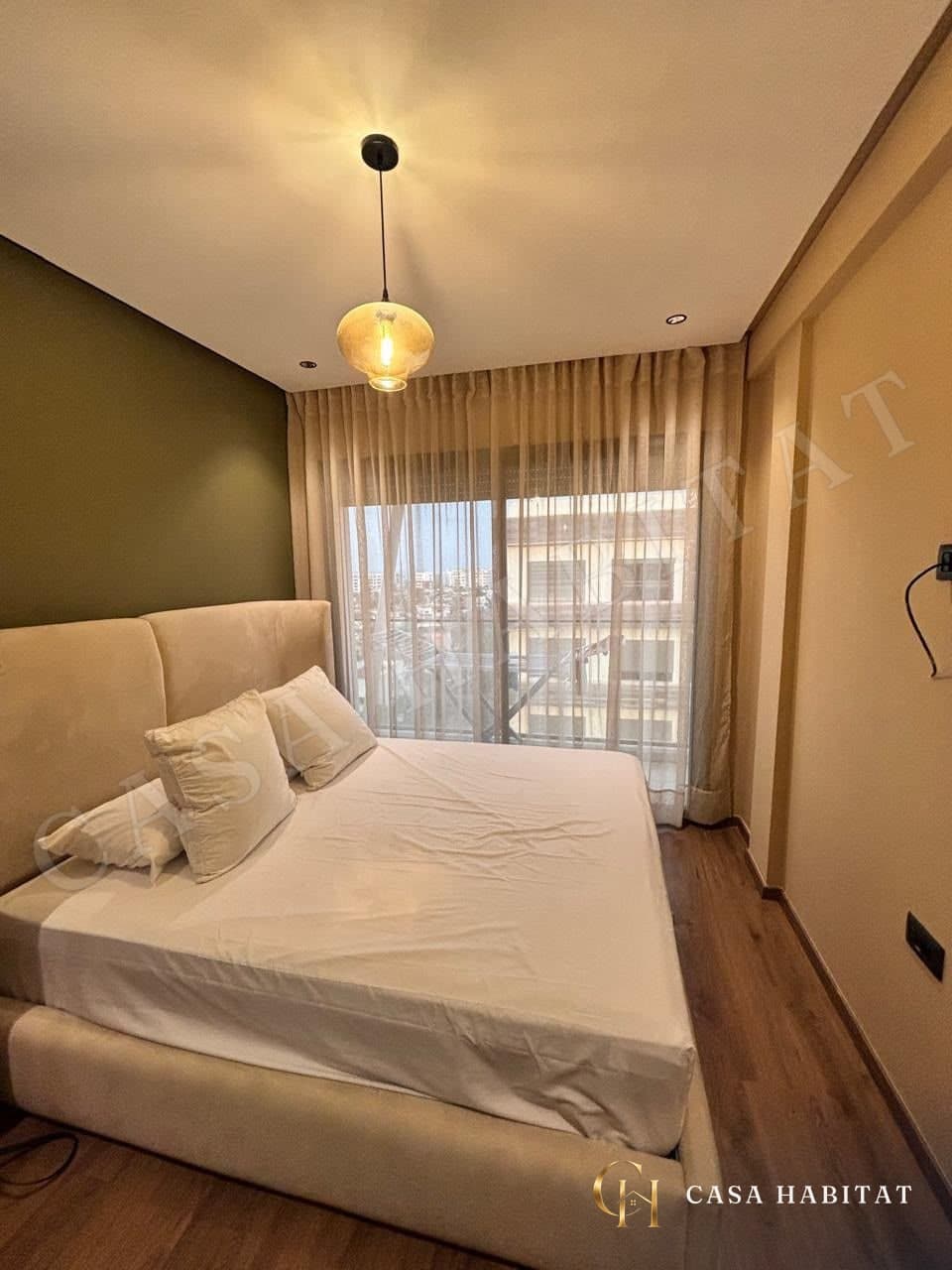 Chambre avec lit double et grande baie vitrée
