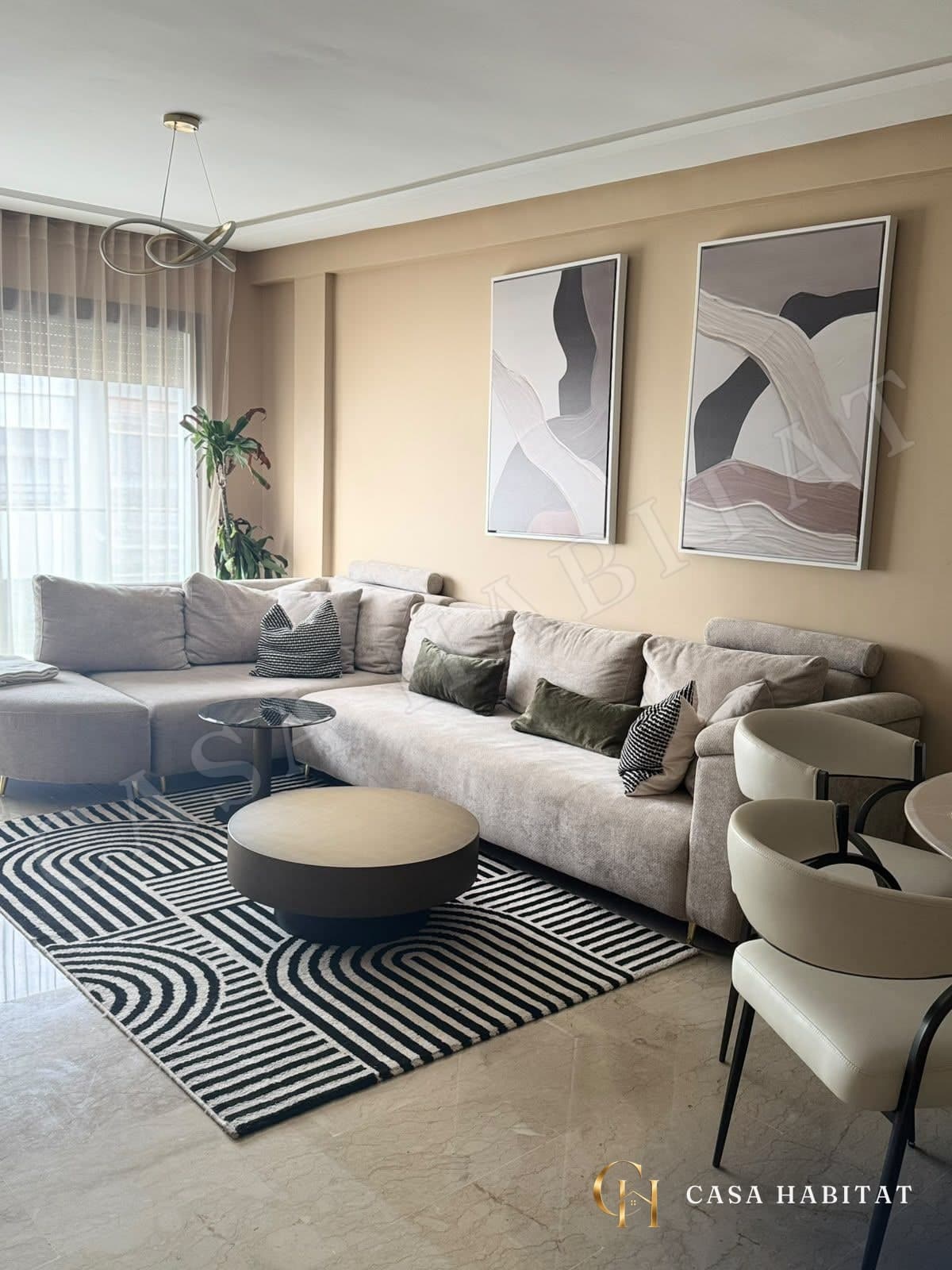 Salon avec canapé gris, tapis noir et blanc, table basse