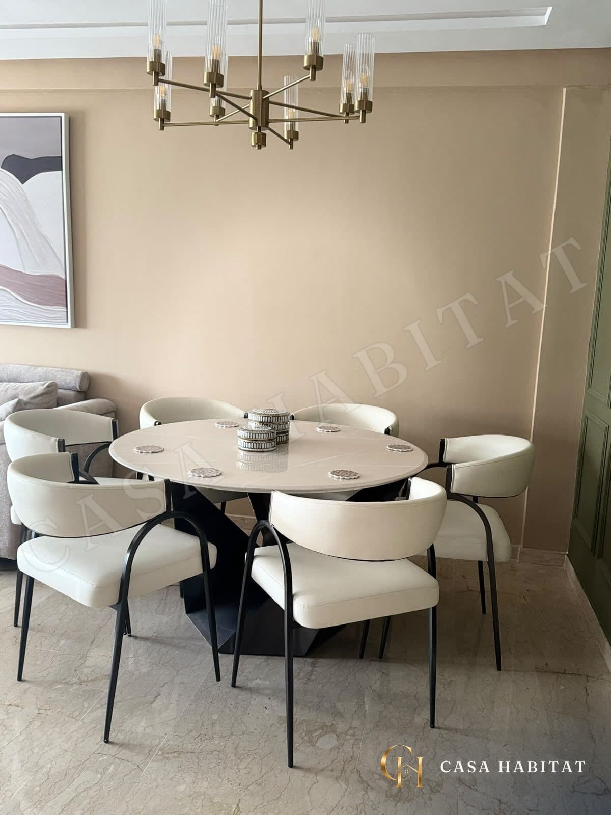 Salle à manger avec table ronde et six chaises crème