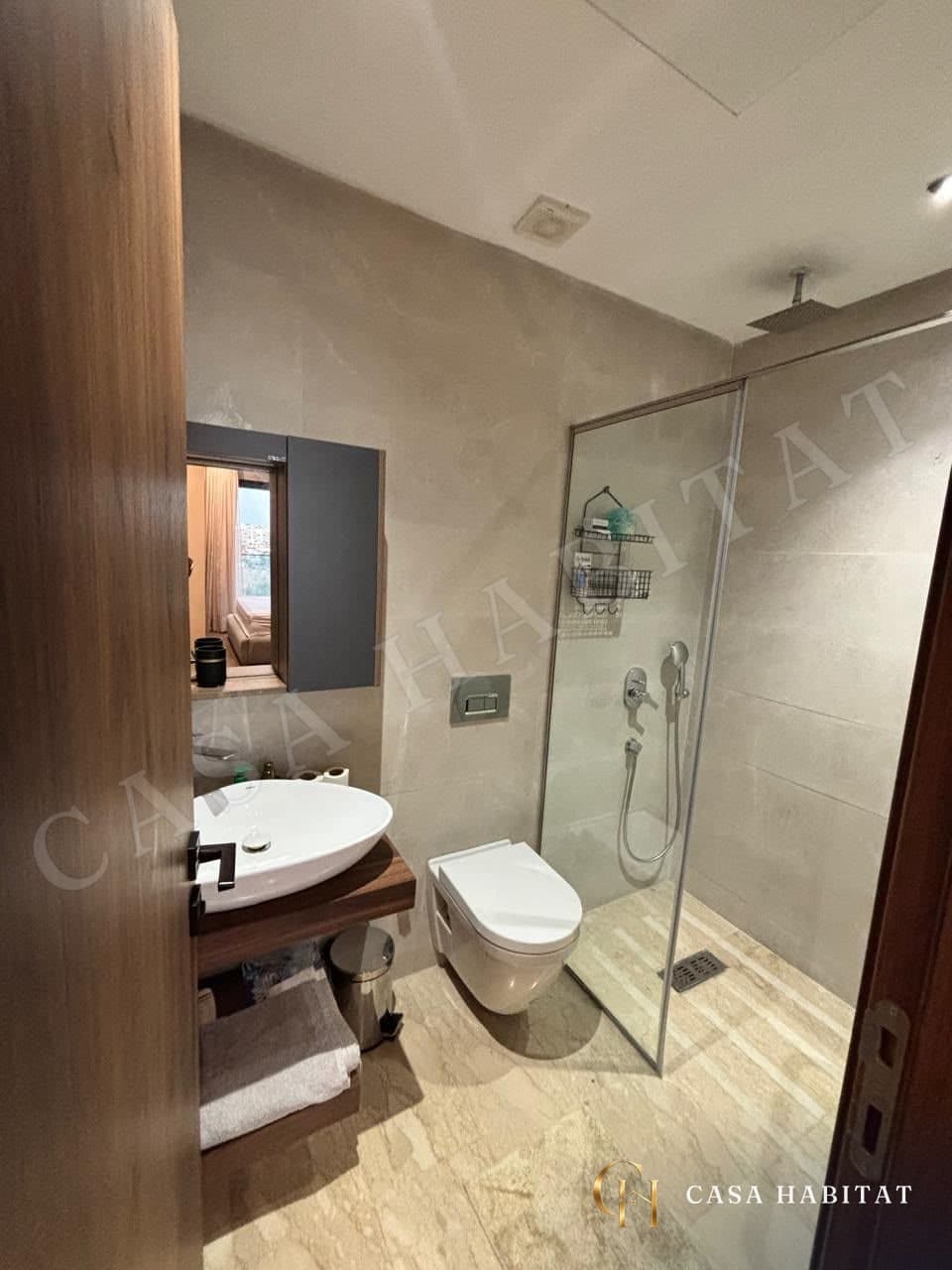 Salle de bain avec vasque, WC suspendu et douche