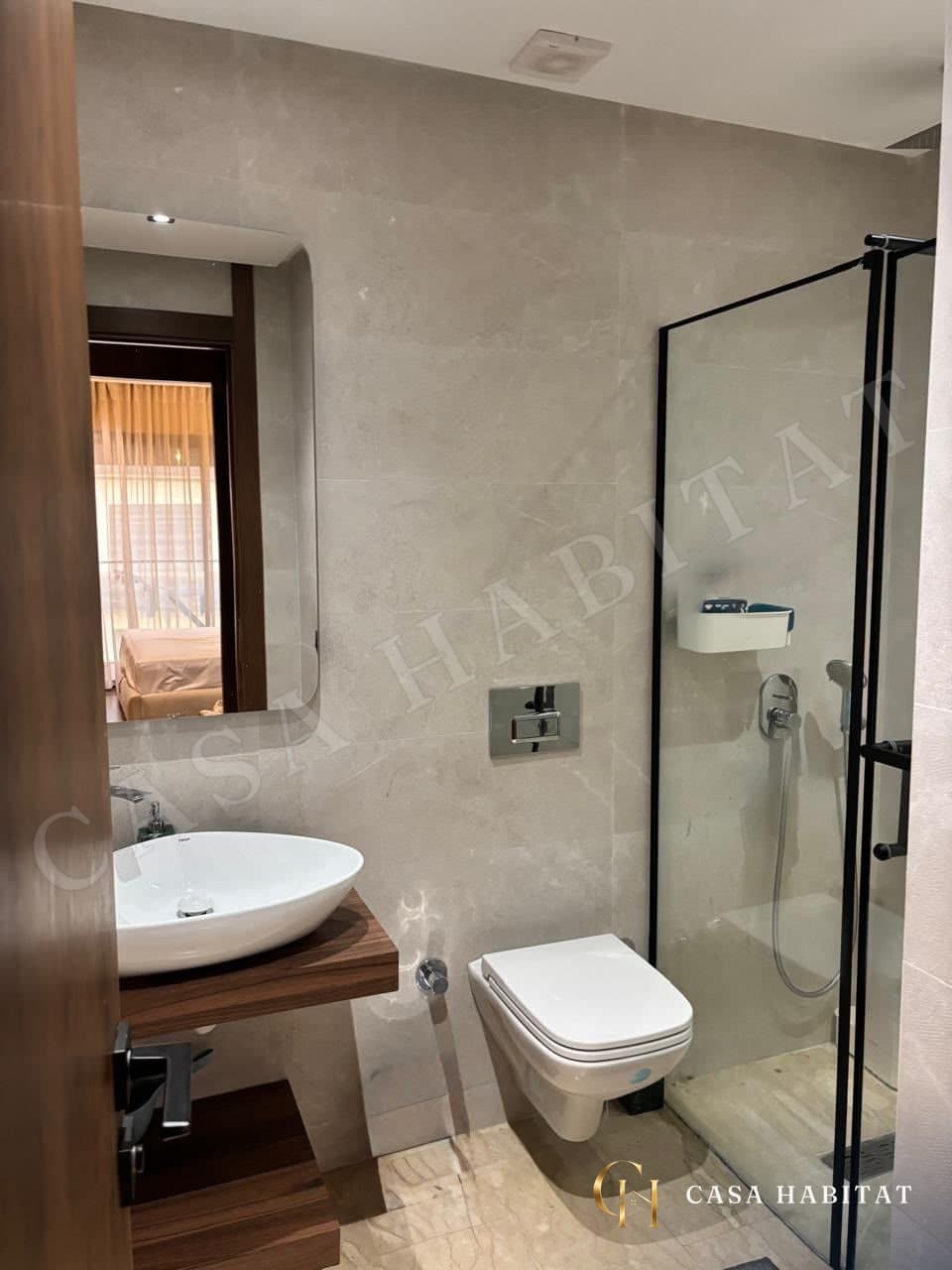 Salle de bain avec vasque en bois, WC suspendu et douche