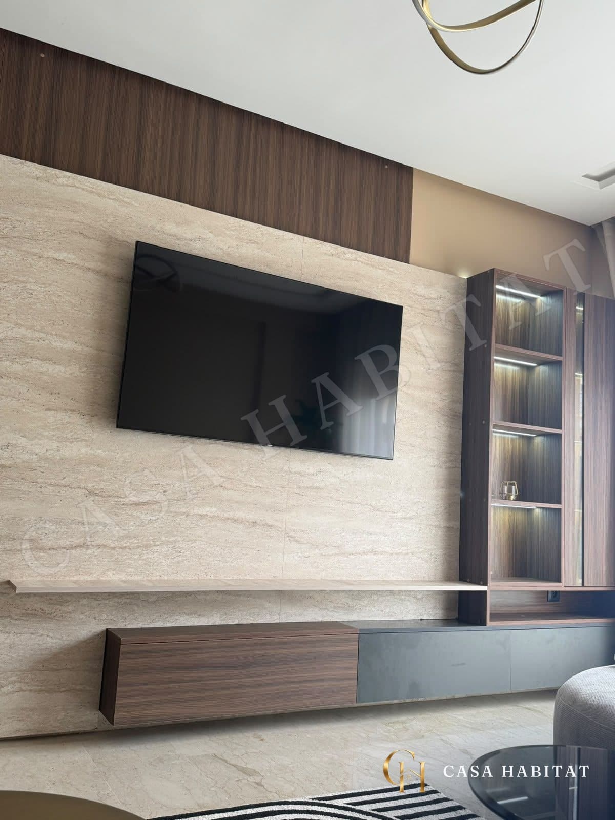 Meuble TV mural avec téléviseur et vitrine éclairée
