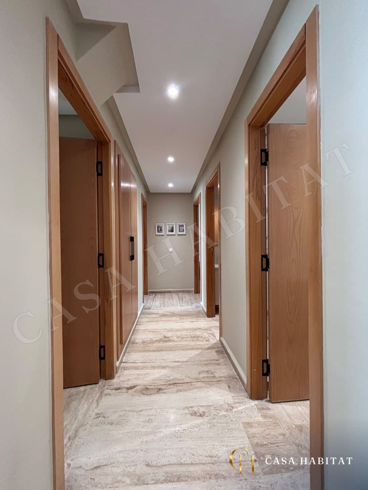 Couloir avec portes en bois et spots au plafond