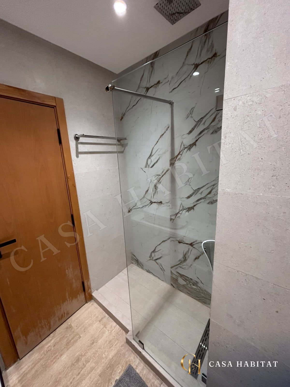Douche italienne avec paroi vitrée et robinetterie chromée