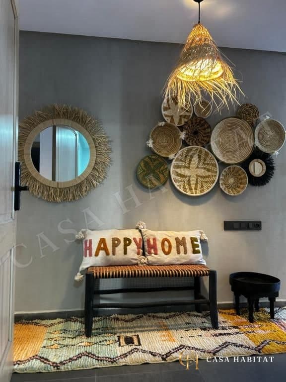 Entrée avec banc, coussin et panier mural en osier