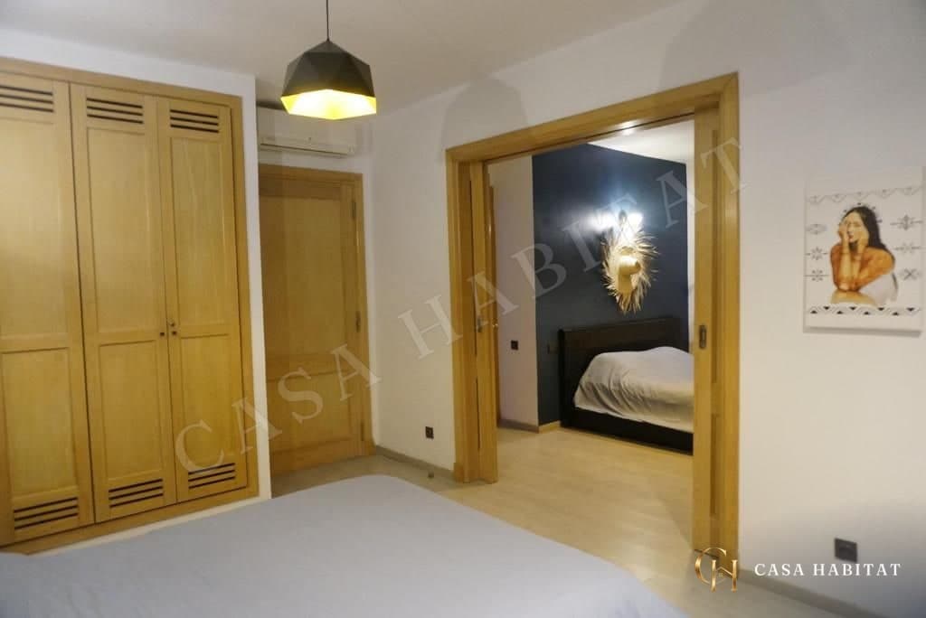 Chambre avec placards en bois et ouverture sur une autre chambre