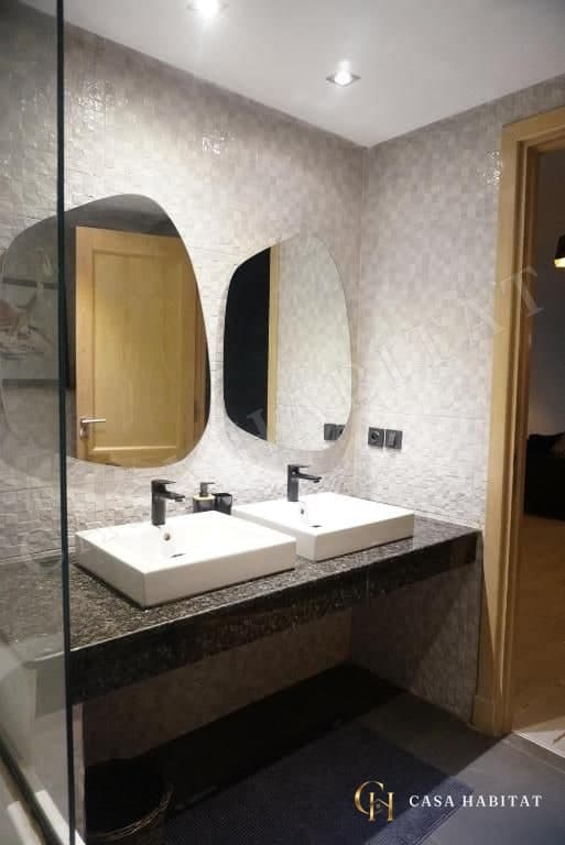 Salle de bain avec double vasque et miroirs