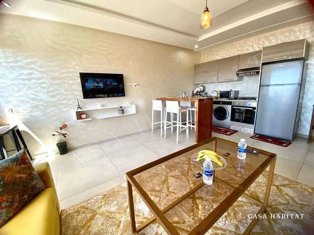 Salle à manger et cuisine ouverte avec bar blanc et réfrigérateur