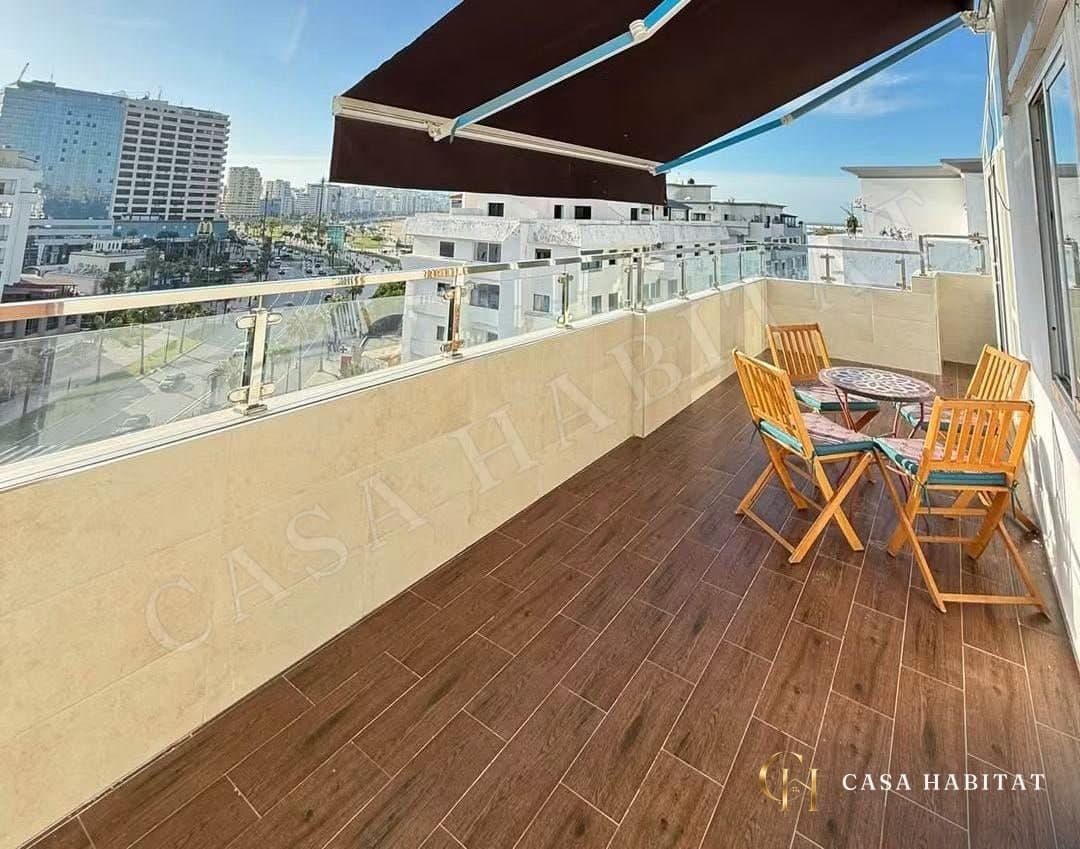 Terrasse avec auvent, chaises en bois et table ronde