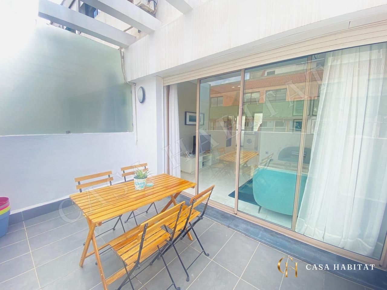 Terrasse couverte avec table en bois et chaises pliantes