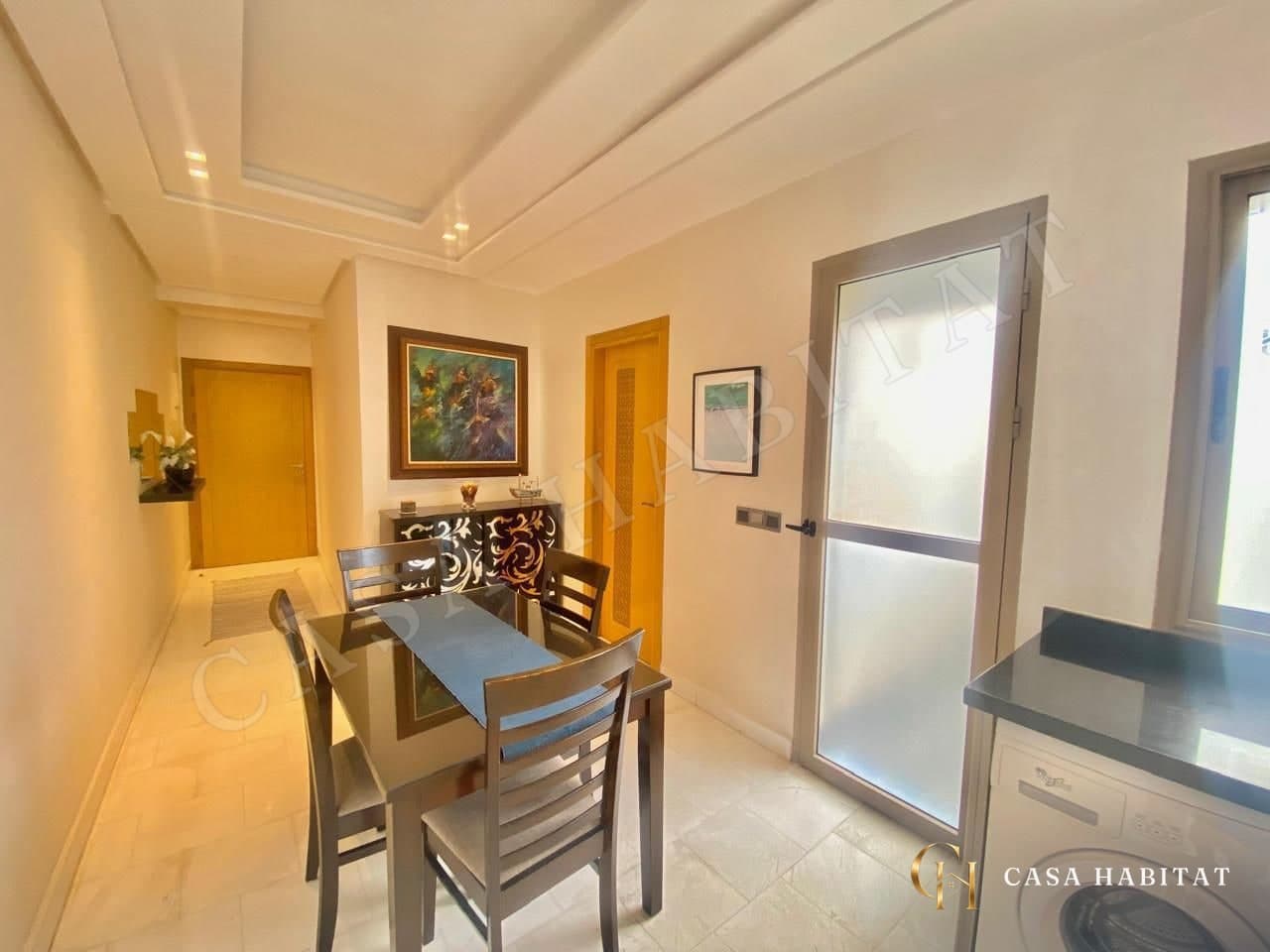 Couloir avec table à manger, chaises et buffet décoré