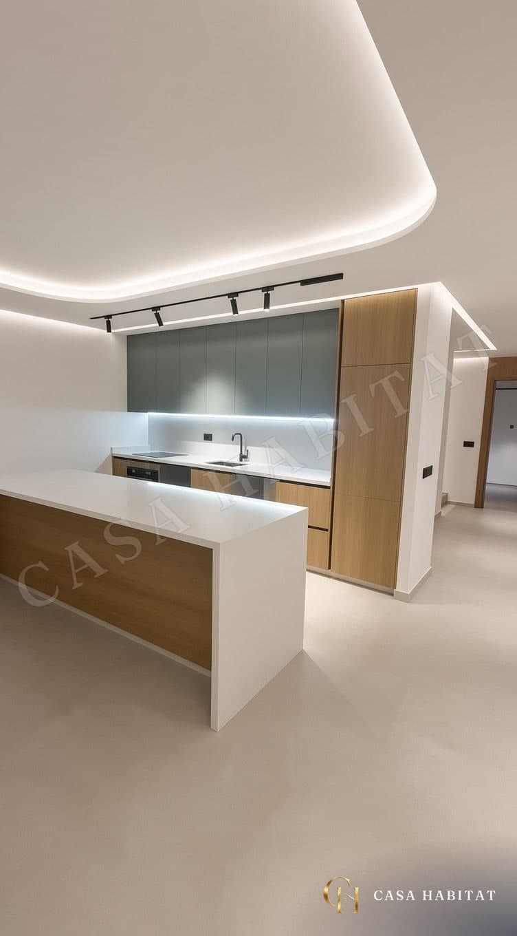 Cuisine avec îlot blanc, façades bois et gris, plan de travail éclairé