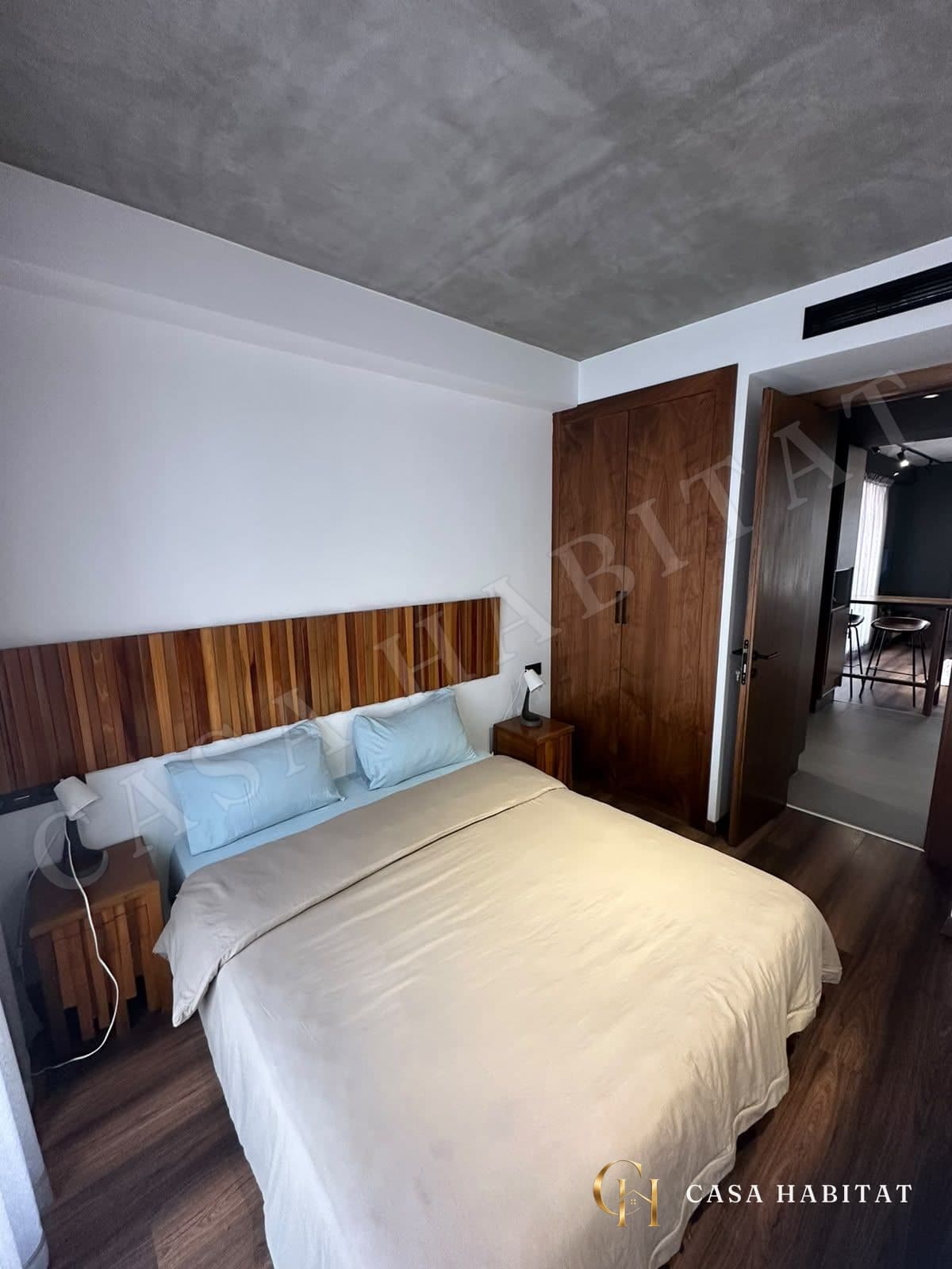Chambre avec lit double et armoire en bois