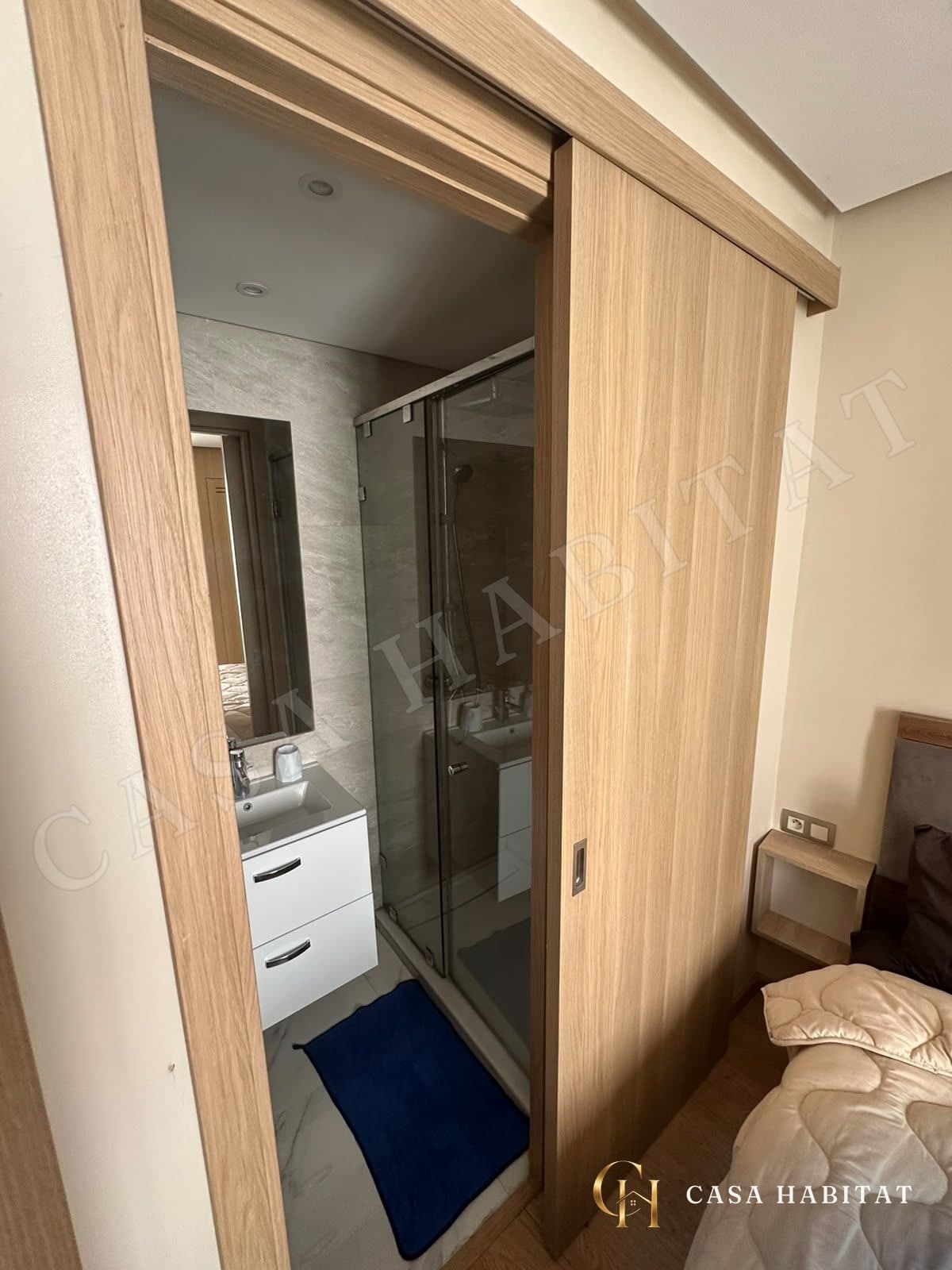 Salle de bain avec douche en verre et vasque blanche