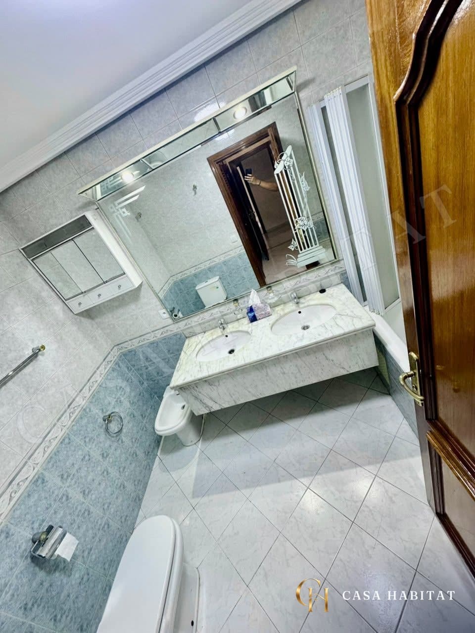 Salle de bain avec double vasque en marbre et WC
