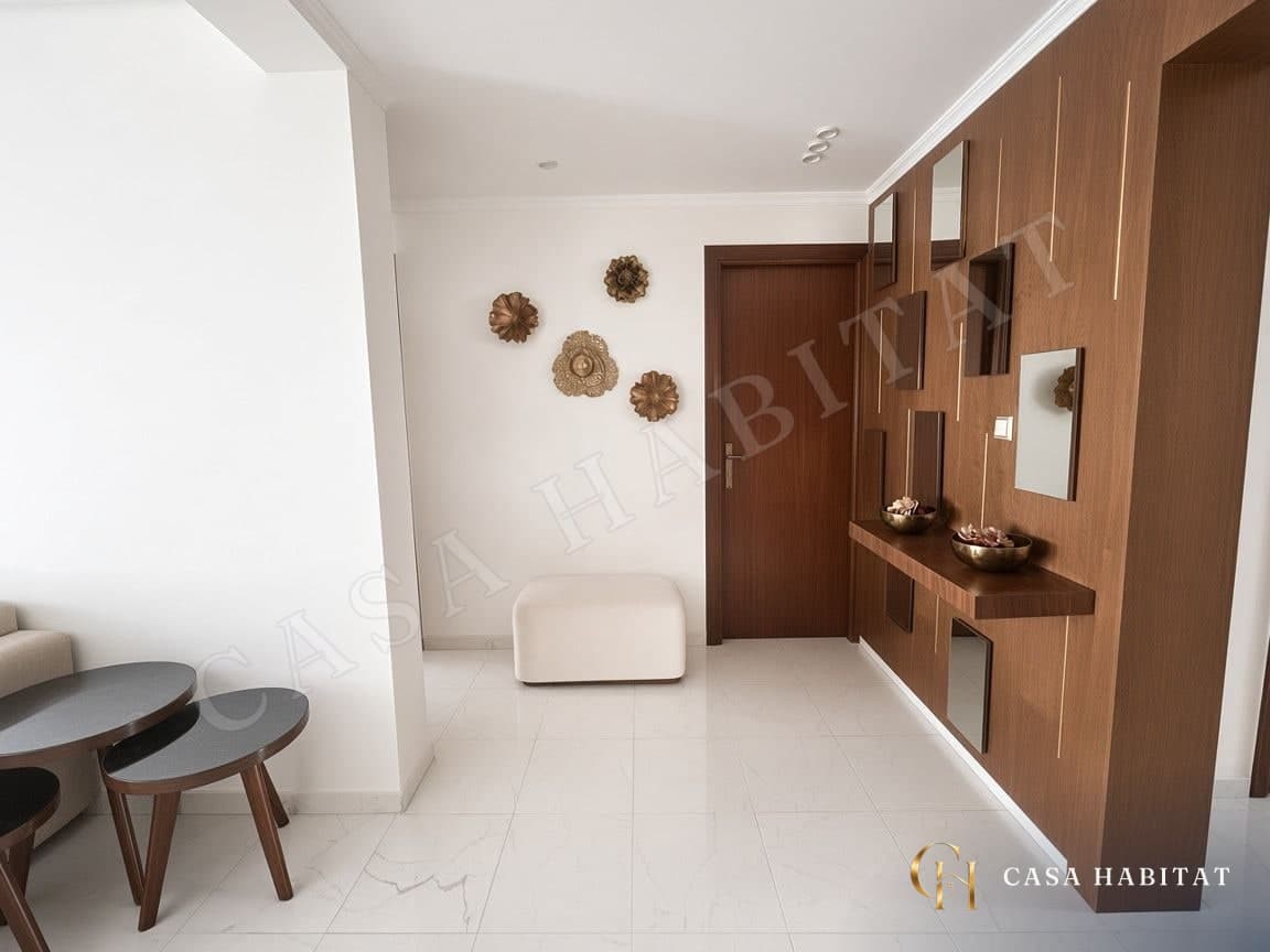 Entrée avec meuble en bois, miroirs et banquette blanche