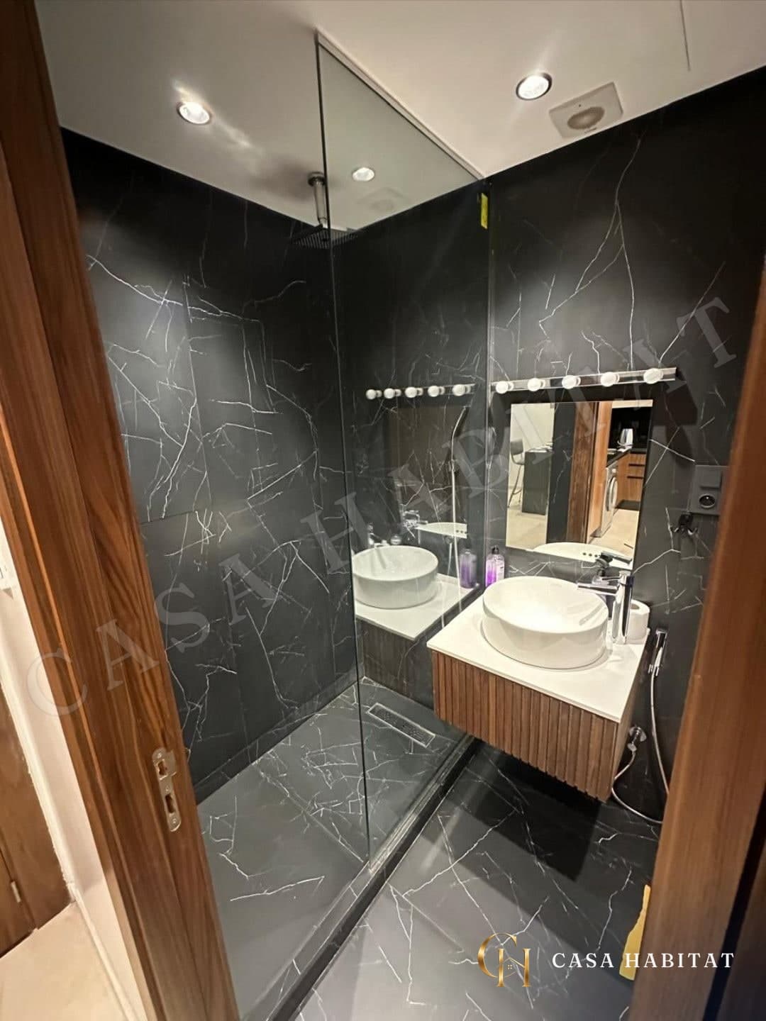 Salle de bain avec douche en verre et vasque blanche