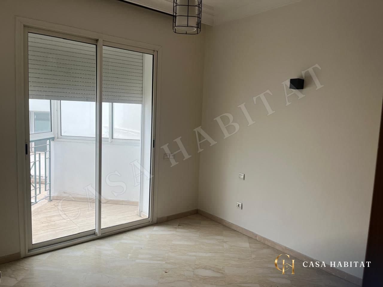 Chambre avec porte-fenêtre coulissante donnant sur balcon