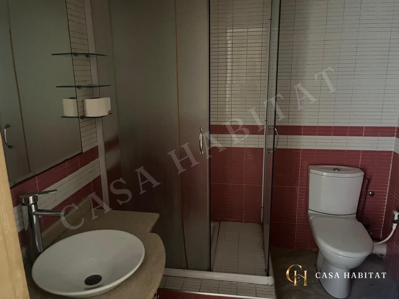 Salle de bain avec lavabo, douche en cabine et WC
