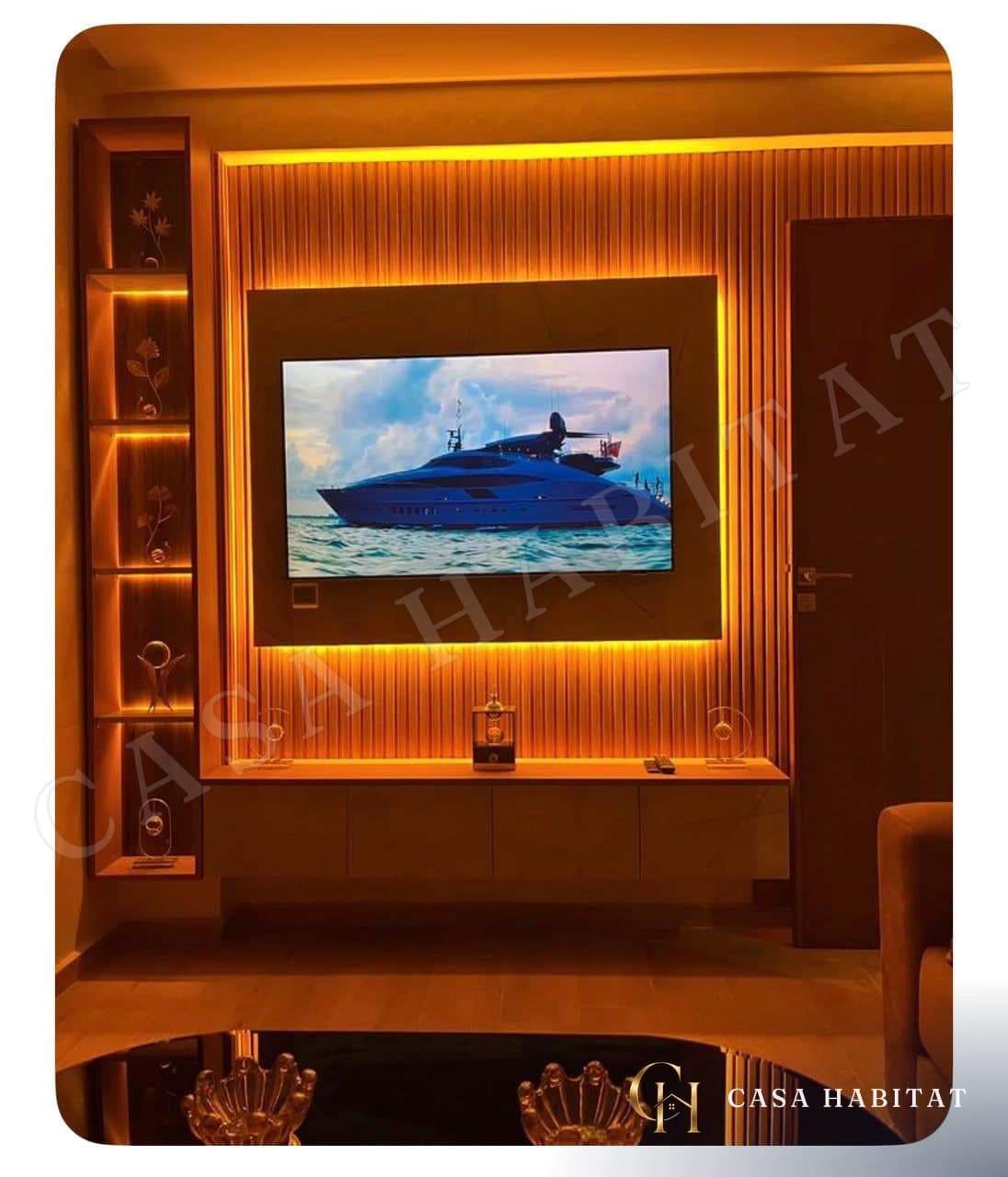 Meuble TV en bois avec éclairage LED orangé et écran affichant un yacht