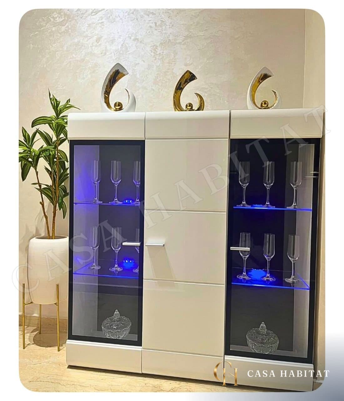 Vitrine blanche avec éclairage LED bleu, verres à pied et vases décoratifs