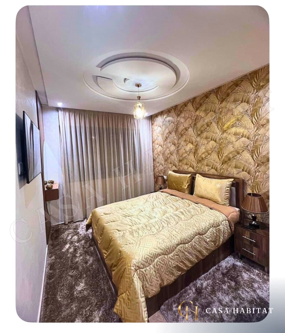 Chambre avec lit doublé, plafond décoratif, rideaux beige et tapis gris