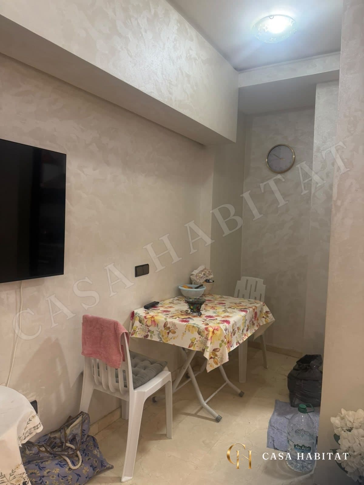 Coin repas avec petite table pliante et chaises blanches