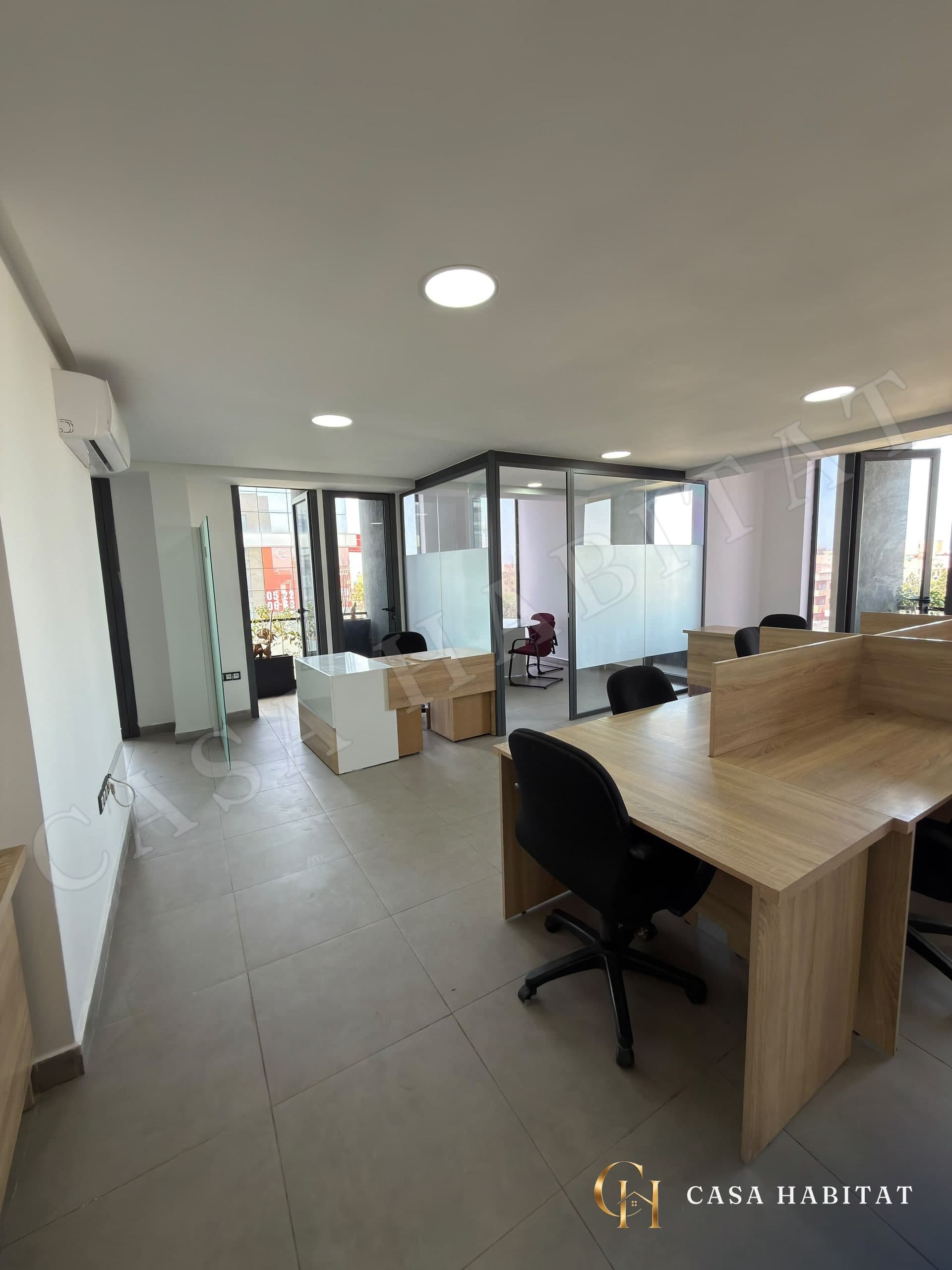 Espace de travail avec cloisons vitrées et bureaux en bois