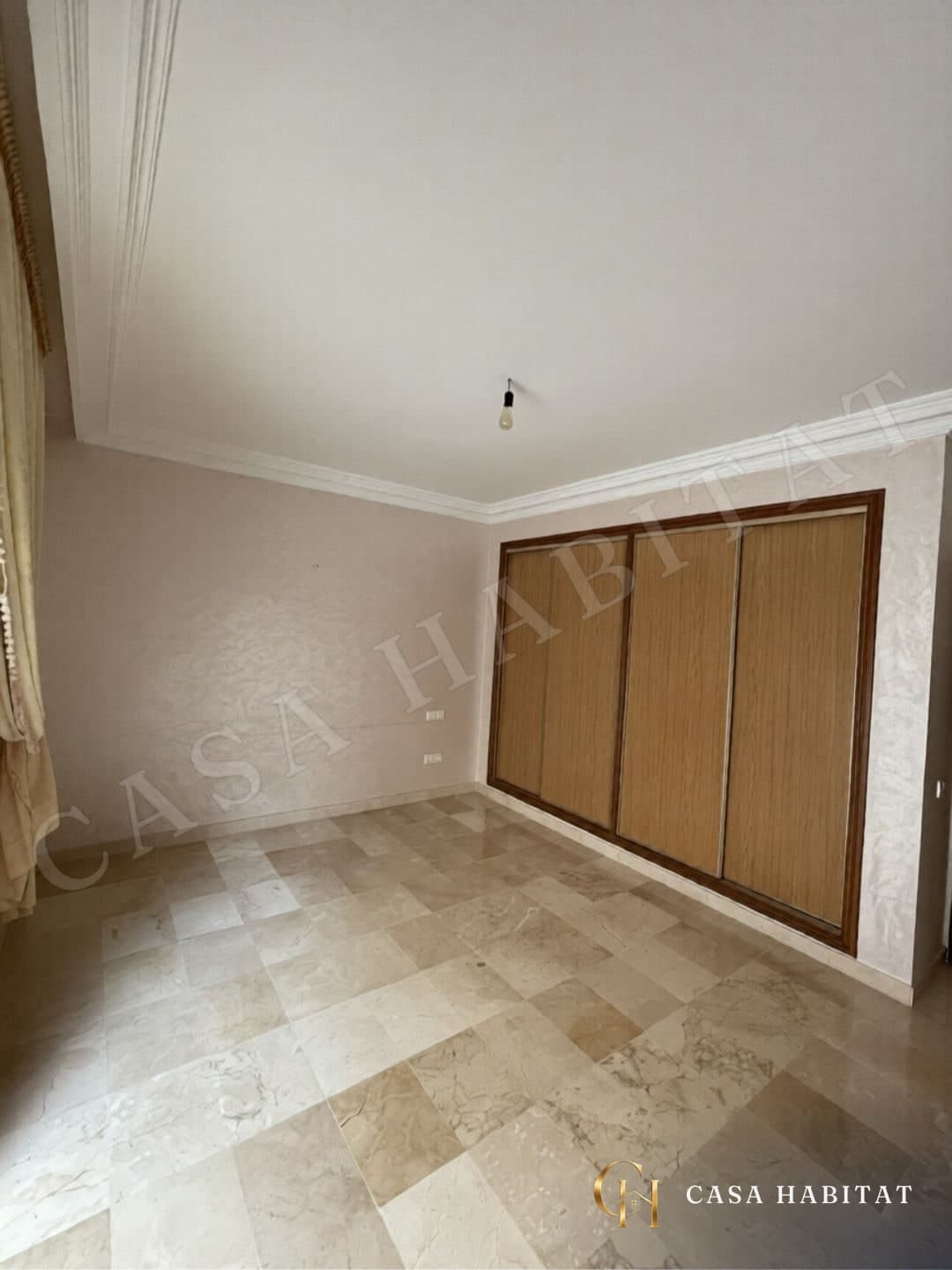 Chambre vide avec placard coulissant en bois