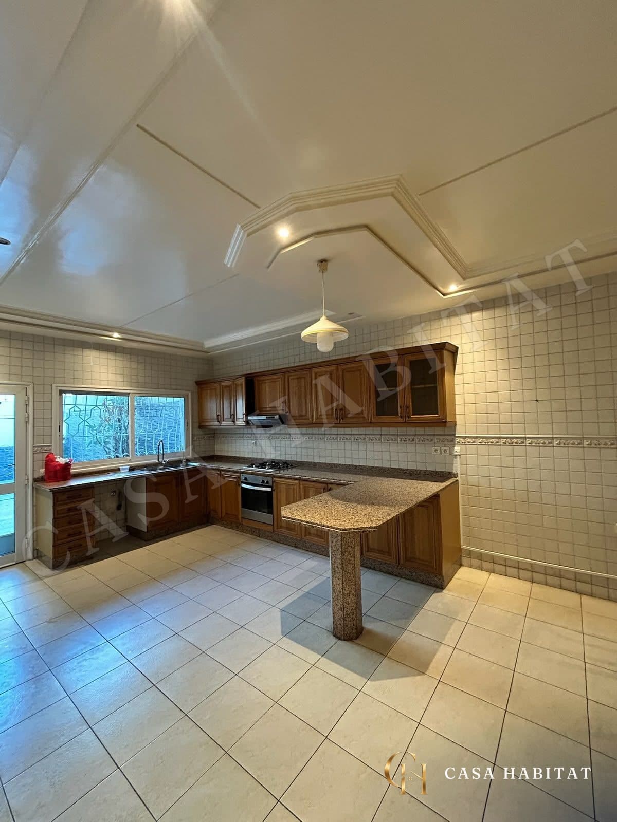 Cuisine équipée en bois avec îlot en granite
