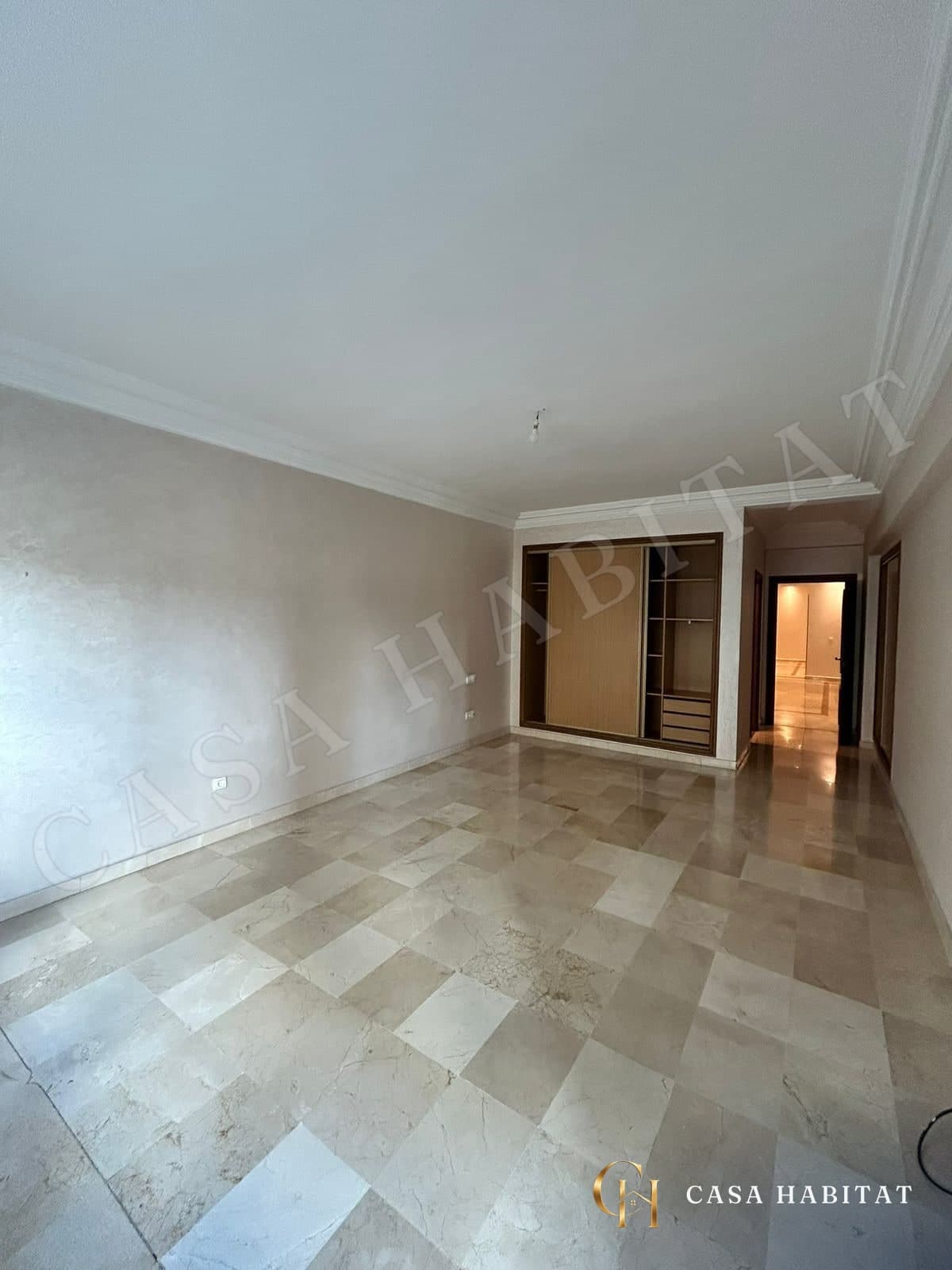 Chambre vide avec placard coulissant et couloir