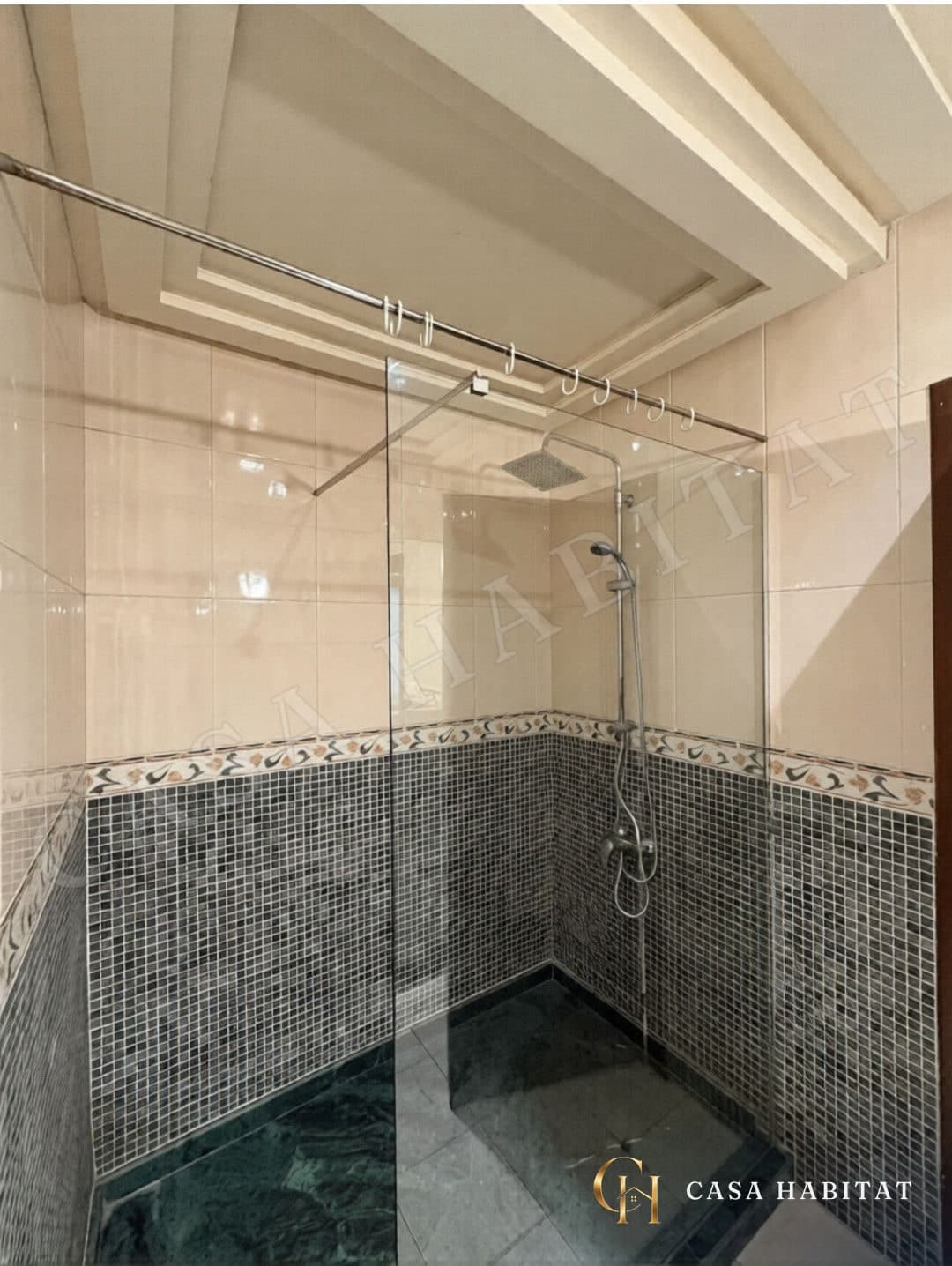 Douche à l'italienne avec paroi en verre et mosaïque