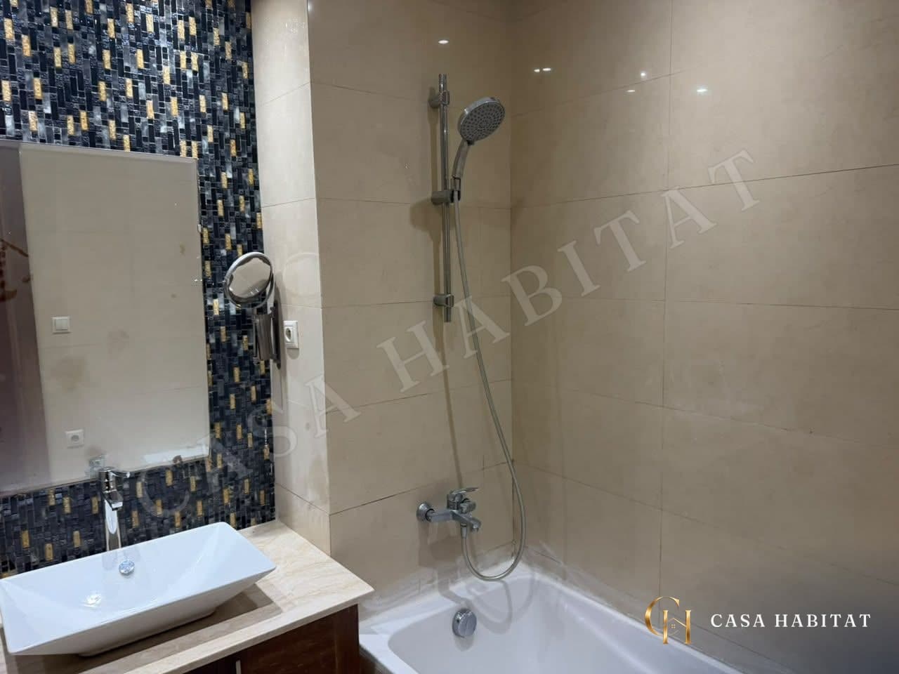 Photo de Appartement vide de 134 m² avec terrasse et parking à louer à 2 Mars, Casablanca à 2 Mars