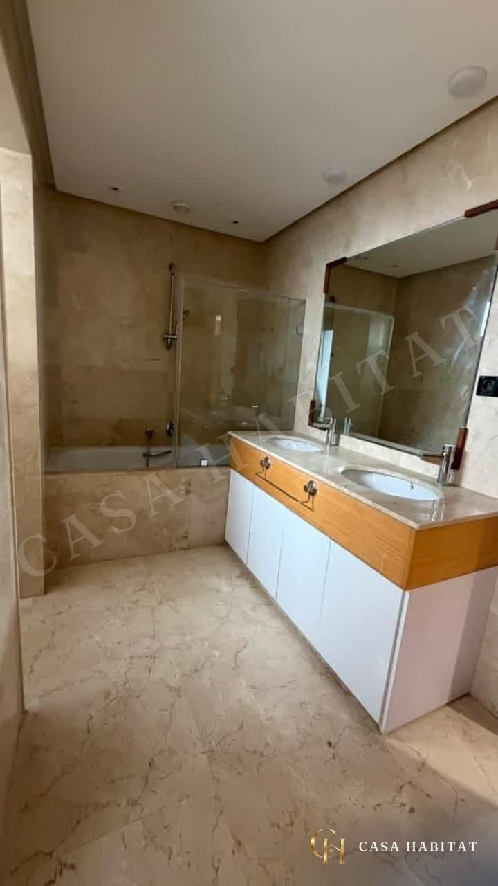 Salle de bain en marbre avec double vasque et baignoire