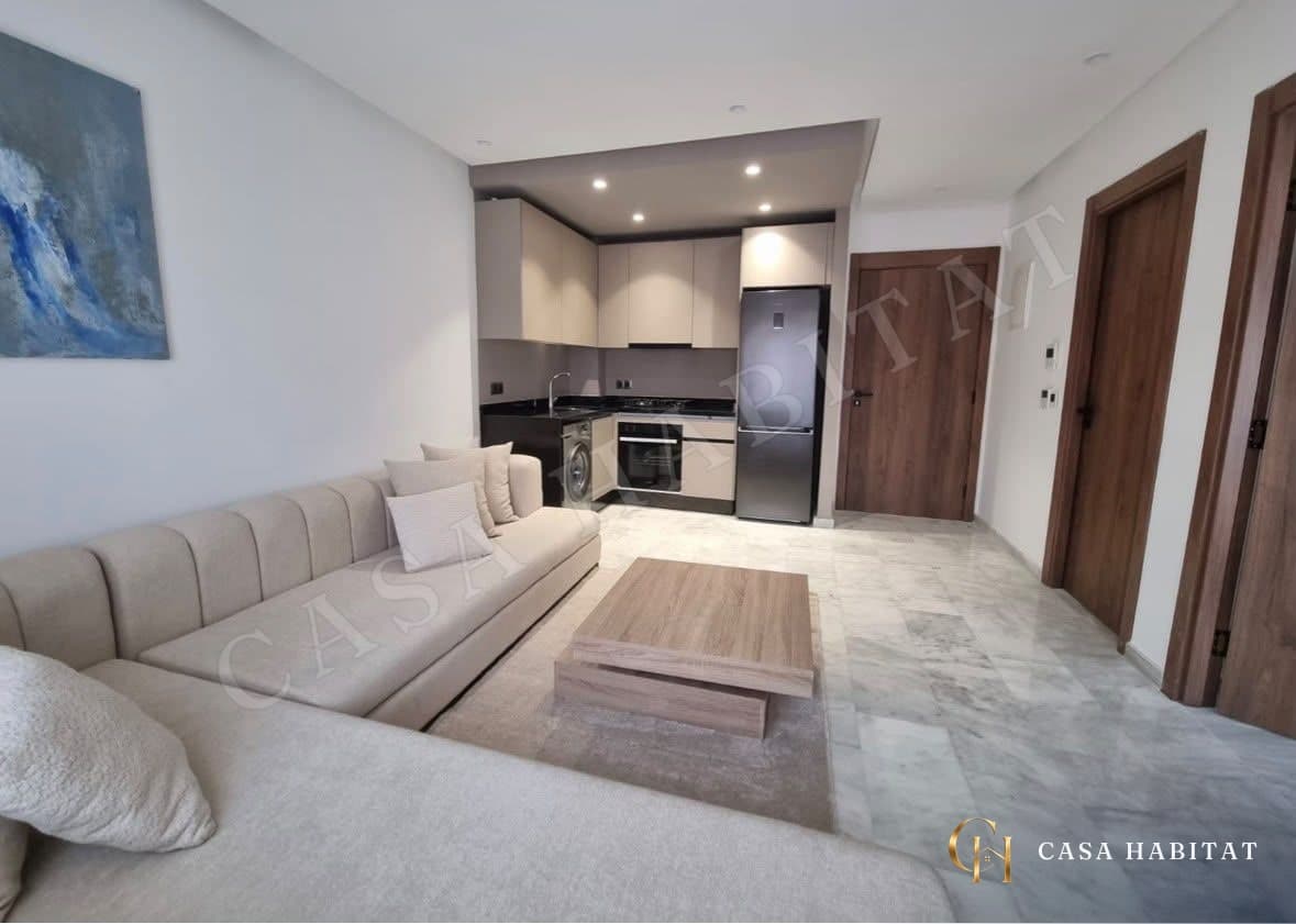 Salon avec canapé beige, table basse et entrée à portes en bois