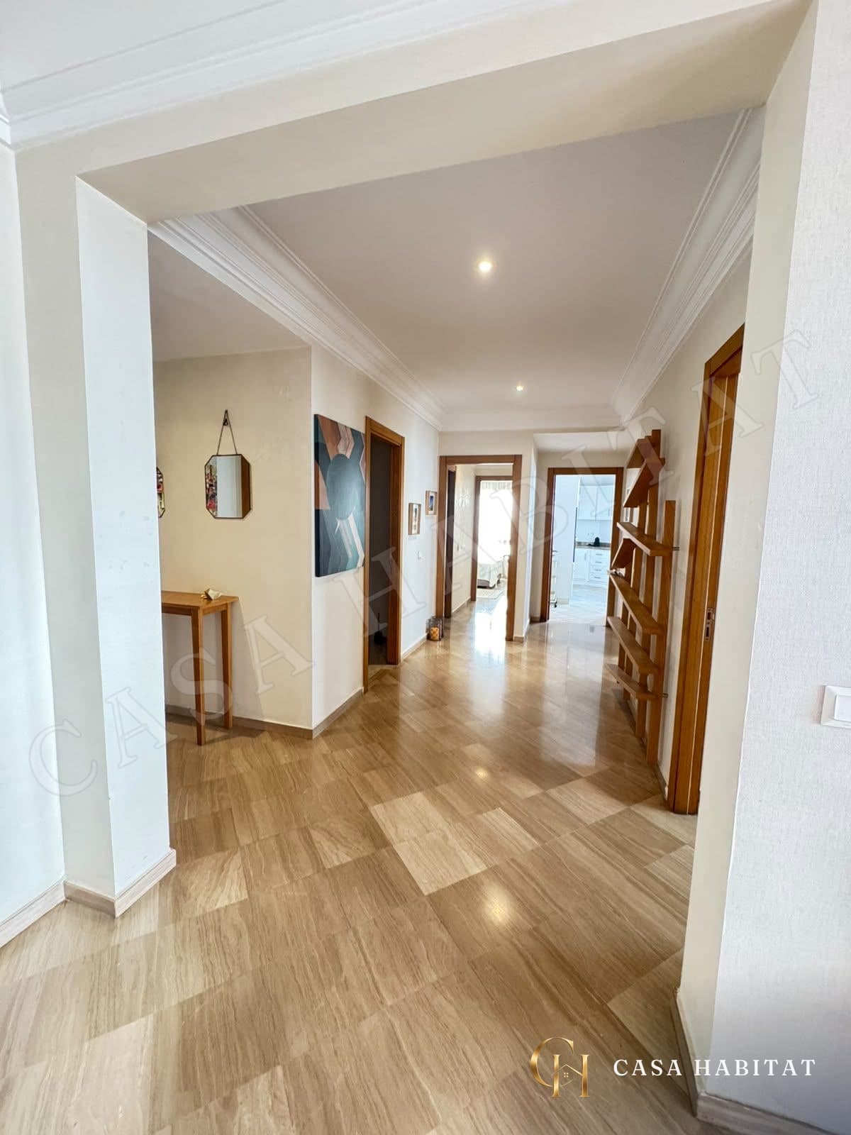 Couloir en parquet avec portes et étagère en bois