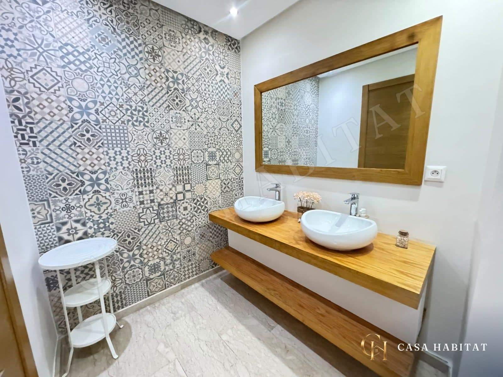Salle d'eau avec double vasque en bois et carreaux décoratifs