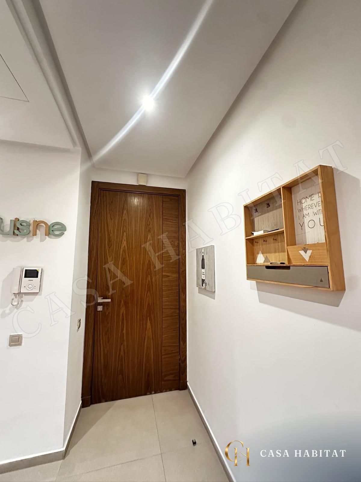 Entrée avec porte en bois et étagère murale