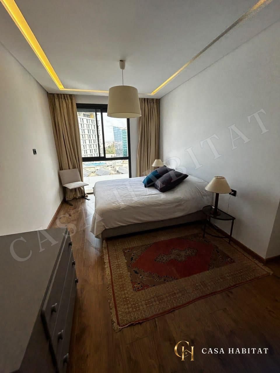 Chambre avec lit double, tapis et lampes de chevet