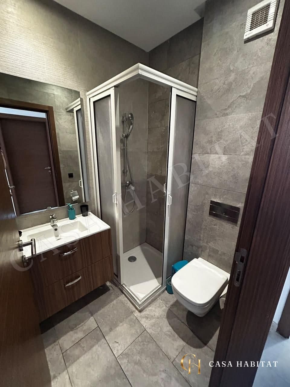 Salle d'eau avec douche en cabine, lavabo et WC suspendu