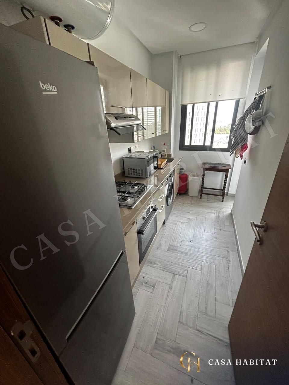 Cuisine en longueur avec réfrigérateur, plaques de cuisson et four