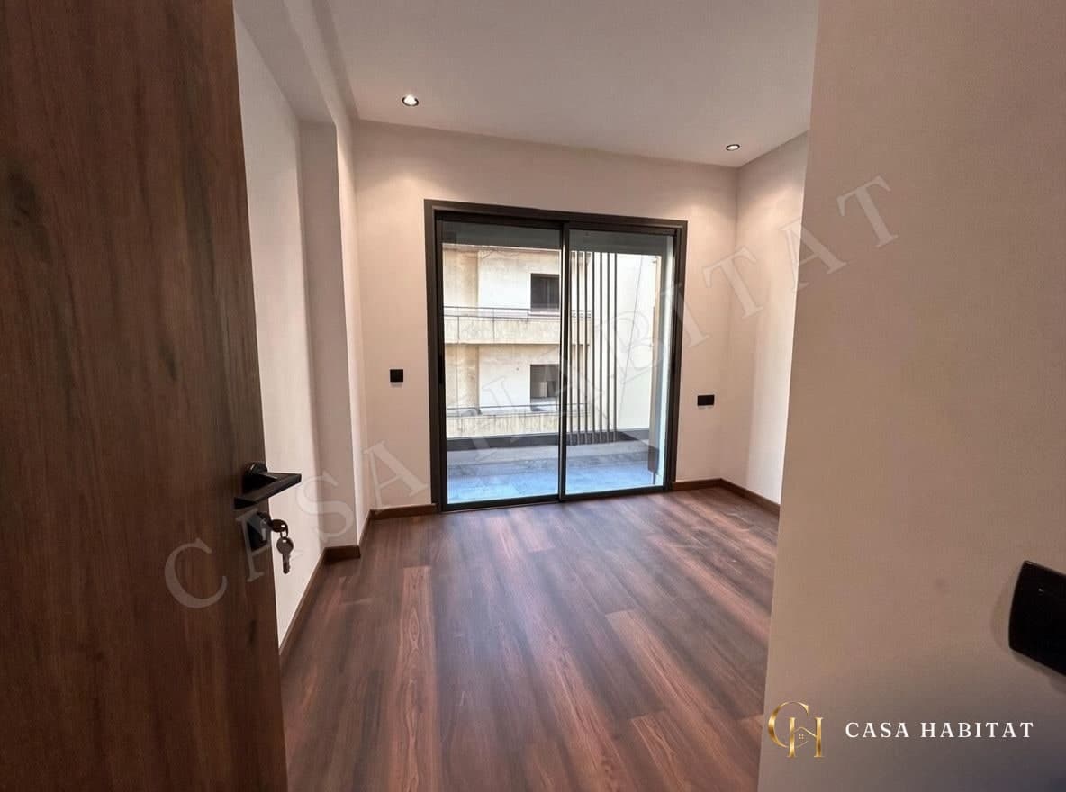 Chambre avec porte-fenêtre coulissante donnant sur un balcon