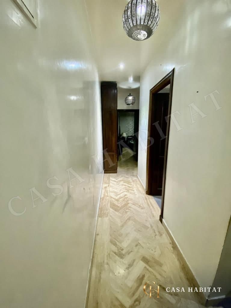 Couloir au sol en parquet à chevrons avec placards en bois