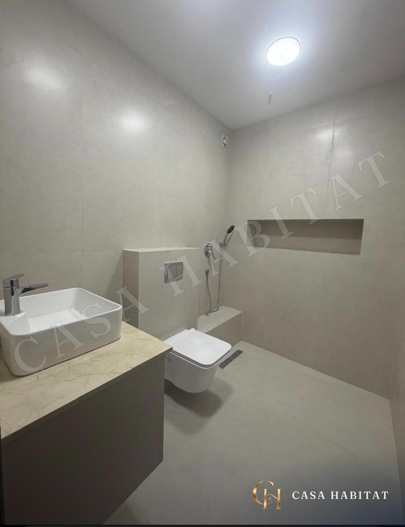 Salle de bain avec vasque blanche, WC suspendu et douche italienne