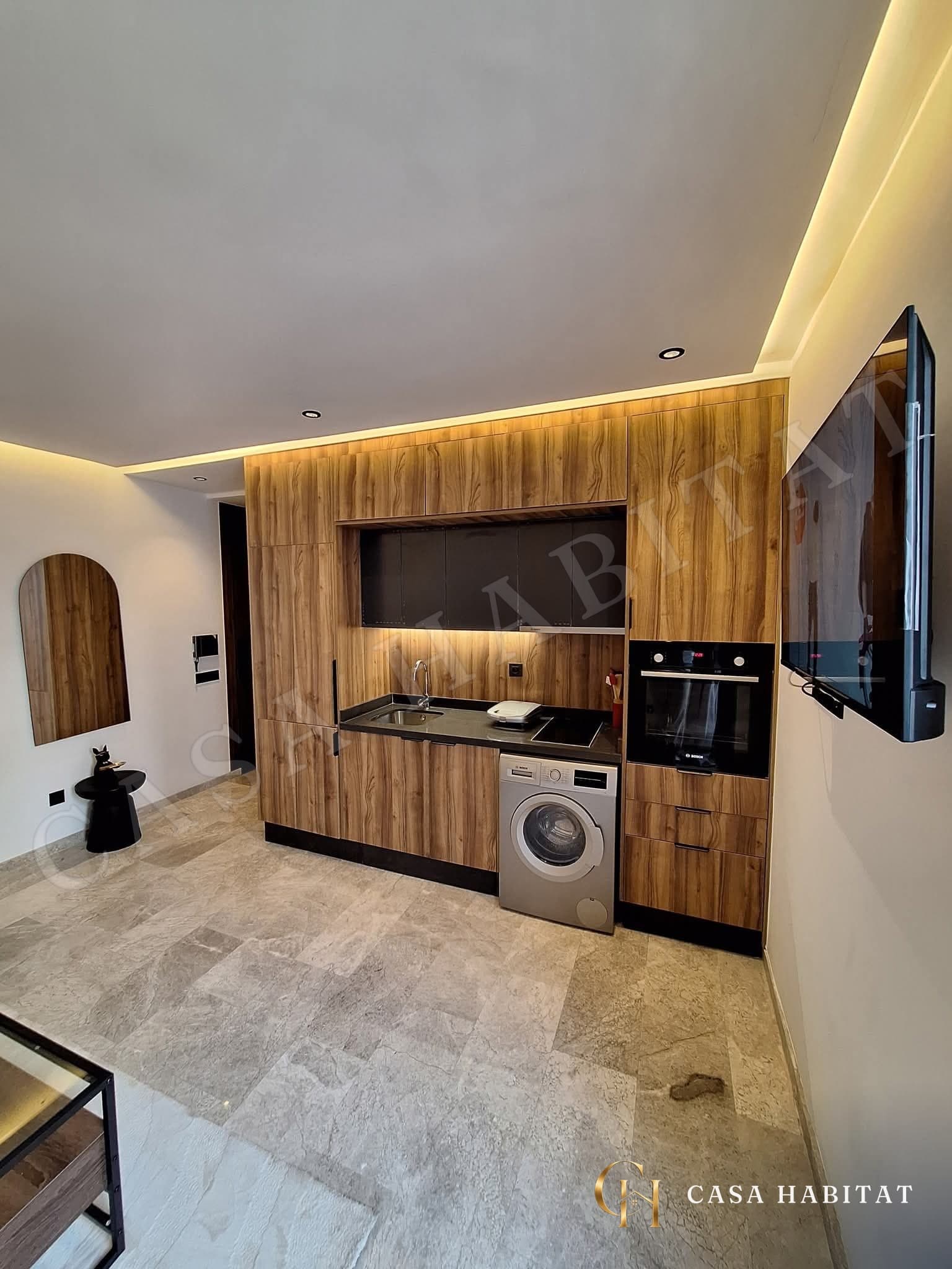 Cuisine en bois avec évier, plaque, four et lave-linge