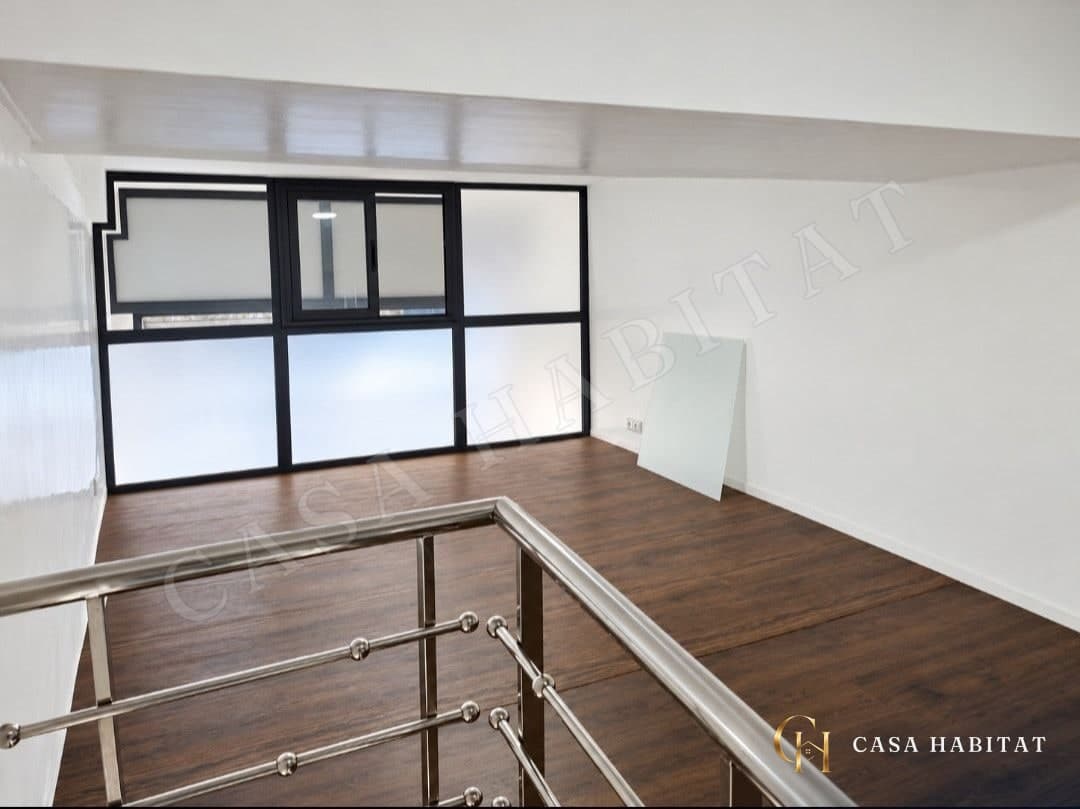 Mezzanine avec fenêtre noire à carreaux givrés et garde-corps inox