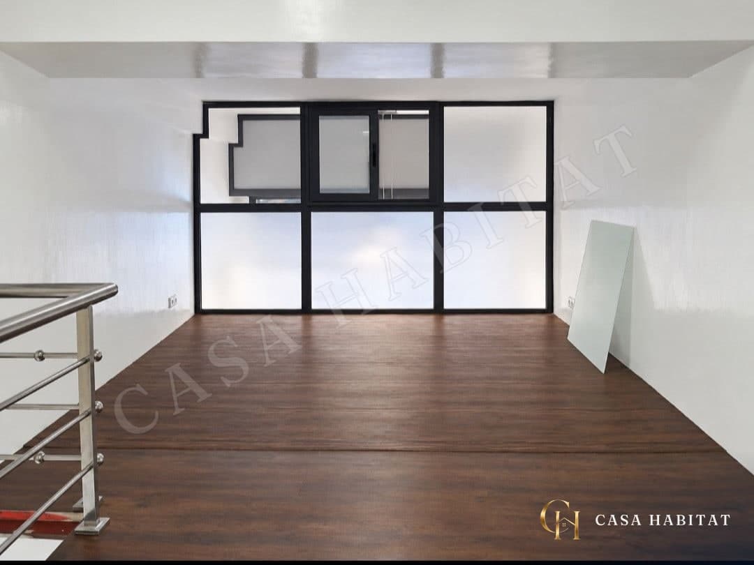 Mezzanine vide, grande fenêtre noire à carreaux givrés