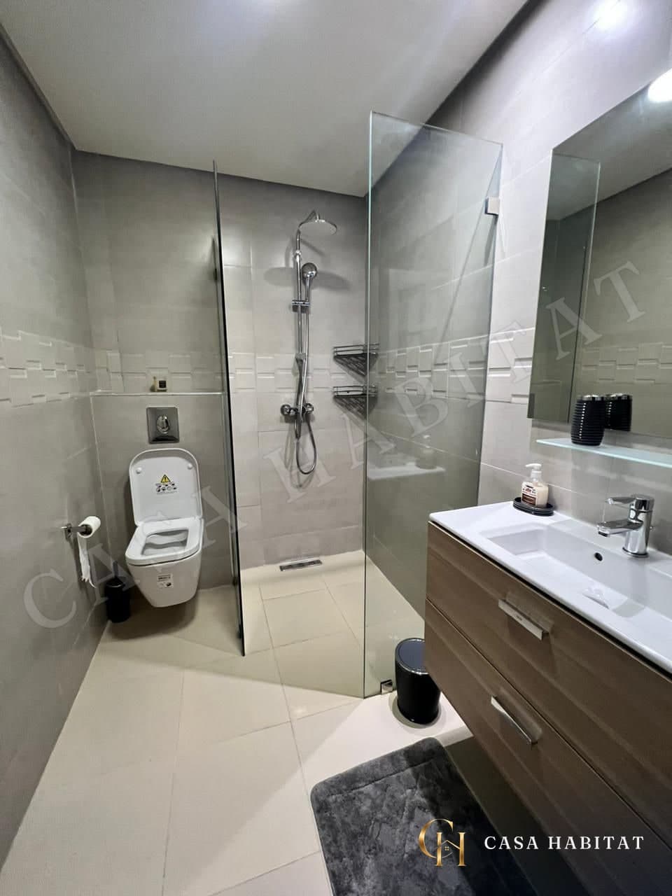 Salle de bain avec douche à l'italienne, WC suspendu et lavabo sur meuble